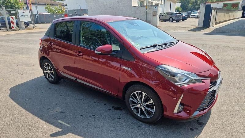 Rot Gebraucht 2019 Toyota Yaris Hybrid Club Limousine | 14.999 € (Guter Preis) - Bild 1/4