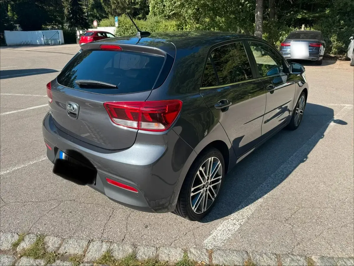 Gebraucht Kia Rio Spirit 99 PS (72 kW) 2017 Grau Limousine