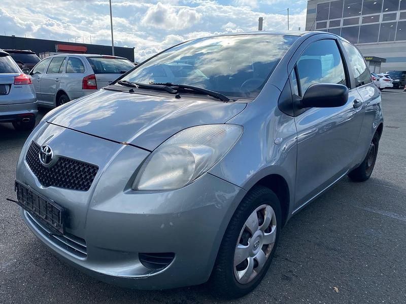Silber Gebraucht 2006 Toyota Yaris Cool Limousine | 999 € (Superpreis) - Bild 1/4