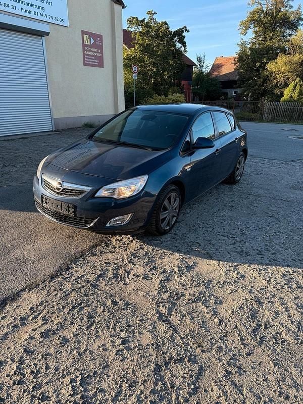 Blau Gebraucht 2011 Opel Astra Limousine | 5.499 € (Fairer Preis) - Bild 1/4