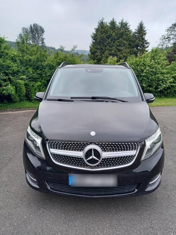 Schwarz Gebraucht 2016 Mercedes V250 Avantgarde Van / Kleinbus | 29.450 € (Fairer Preis) - Bild 1/4