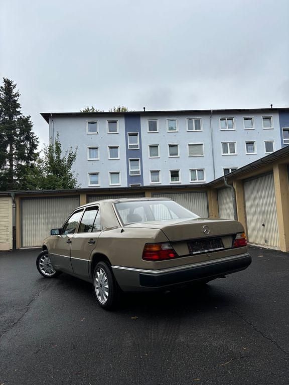 Second-hand Mercedes 200 75 CP (55 kW) 1991 Bej Berlinǎ