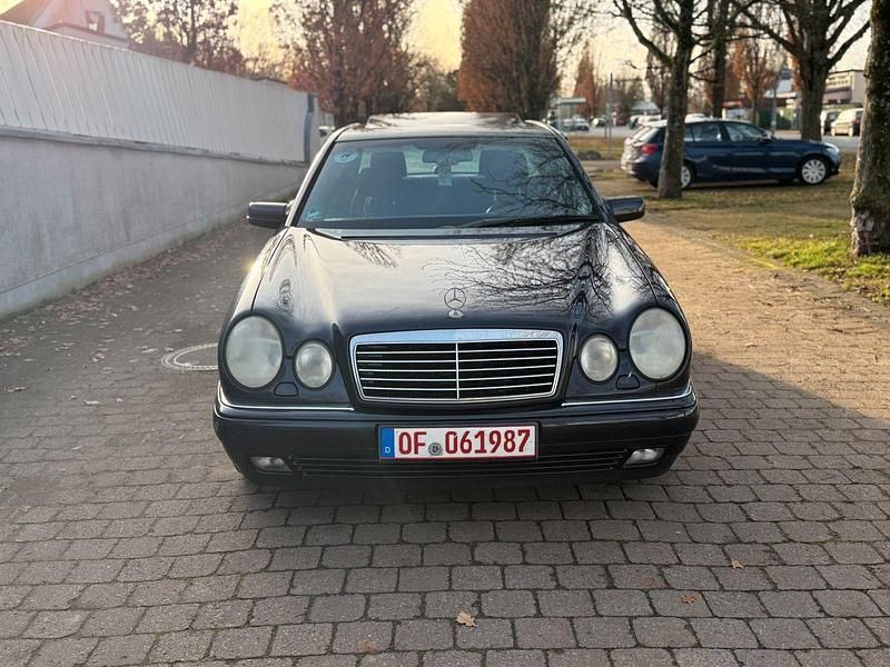 Violet Gebraucht 1996 Mercedes E420 Avantgarde Limousine | 3.490 € - Bild 1/4
