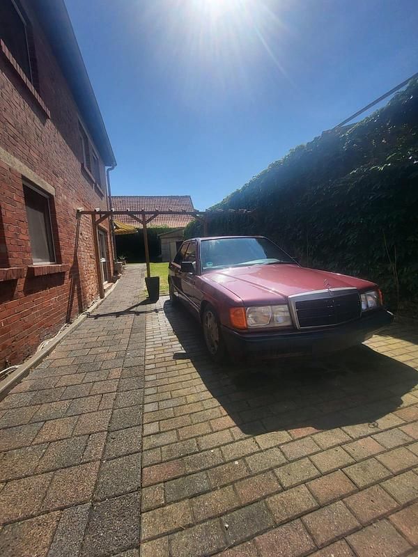 Rot Gebraucht 1992 Mercedes 190 Limousine | 1.799 € - Bild 1/4