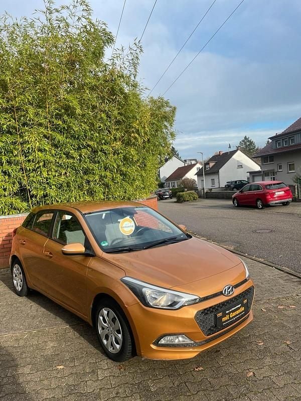 Gebraucht Hyundai i20 Basis 75 PS (55 kW) 2018 Orange Kleinwagen