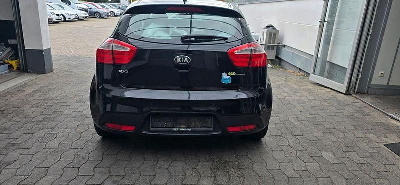 Schwarz Gebraucht 2013 Kia Rio Limousine | 2.999 € (Superpreis) - Bild 1/4