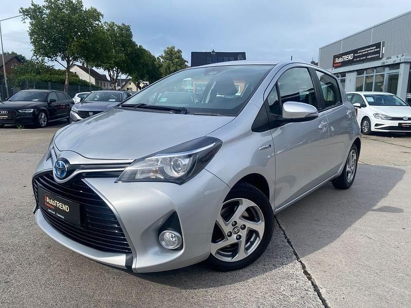Silber Gebraucht 2016 Toyota Yaris Hybrid Edition-S Limousine | 11.500 € (Fairer Preis) - Bild 1/4