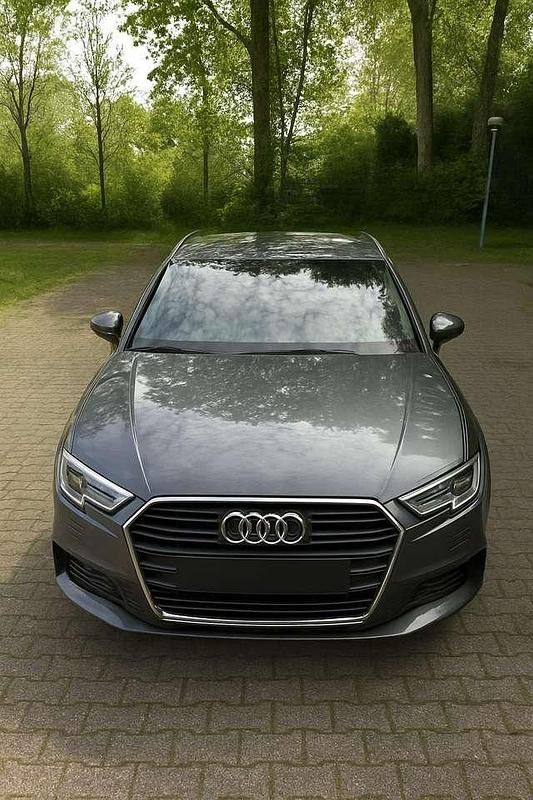 Grau Gebraucht 2019 Audi A3 Sport Kleinwagen | 19.990 € (Fairer Preis) - Bild 1/4