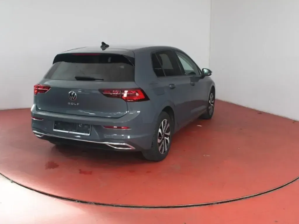 Gebraucht VW Golf VIII Life 150 PS (110 kW) 2023 Delfingrau metallic (metallic) Limousine