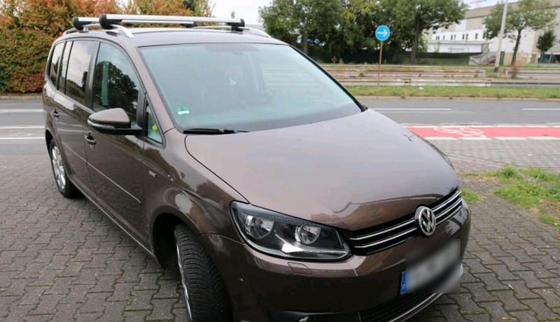 Braun Gebraucht 2013 VW Touran Van / Kleinbus | 7.499 € (Fairer Preis) - Bild 1/4