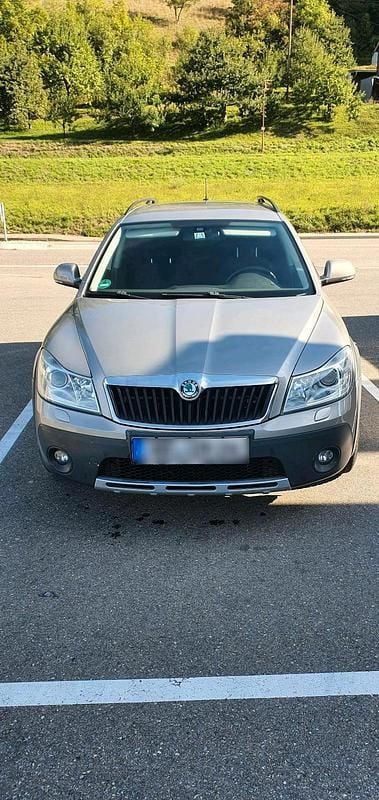 Gelb Gebraucht 2013 Skoda Octavia Scout Kombi | 7.900 € - Bild 1/4
