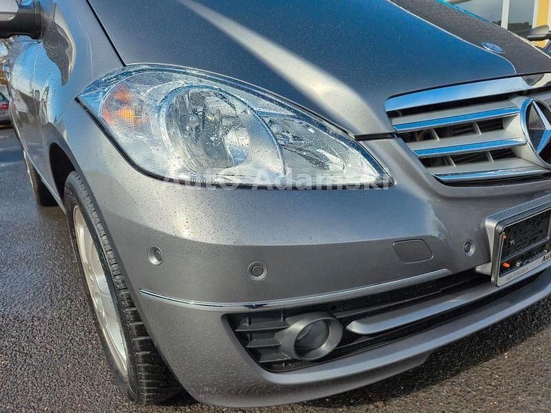 Gebraucht Mercedes A180 Elegance 116 PS (85 kW) 2011 Grau Van / Kleinbus