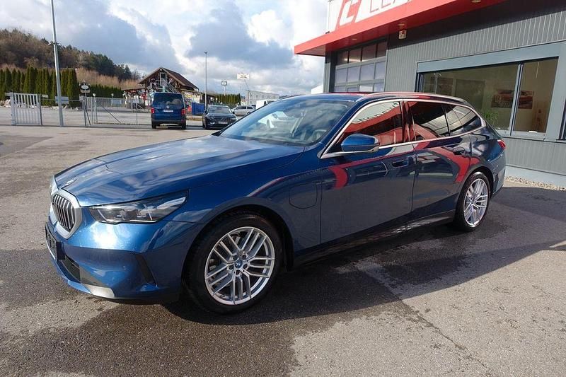 Gebraucht BMW 530e Sport Line 190 PS (139 kW) 2024 Blau Kombi