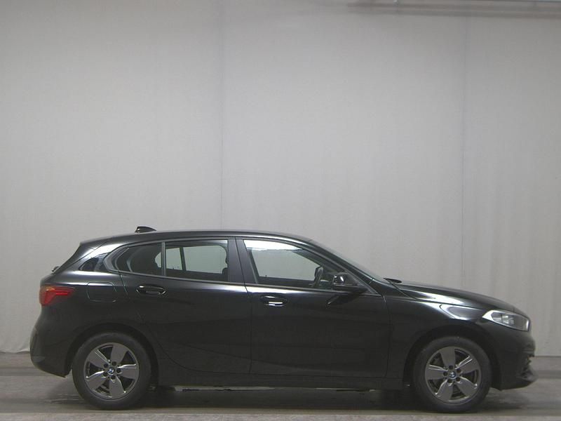 Schwarz Gebraucht 2020 BMW 118 Comfort Edition Kleinwagen | 17.380 € (Superpreis) - Bild 1/4
