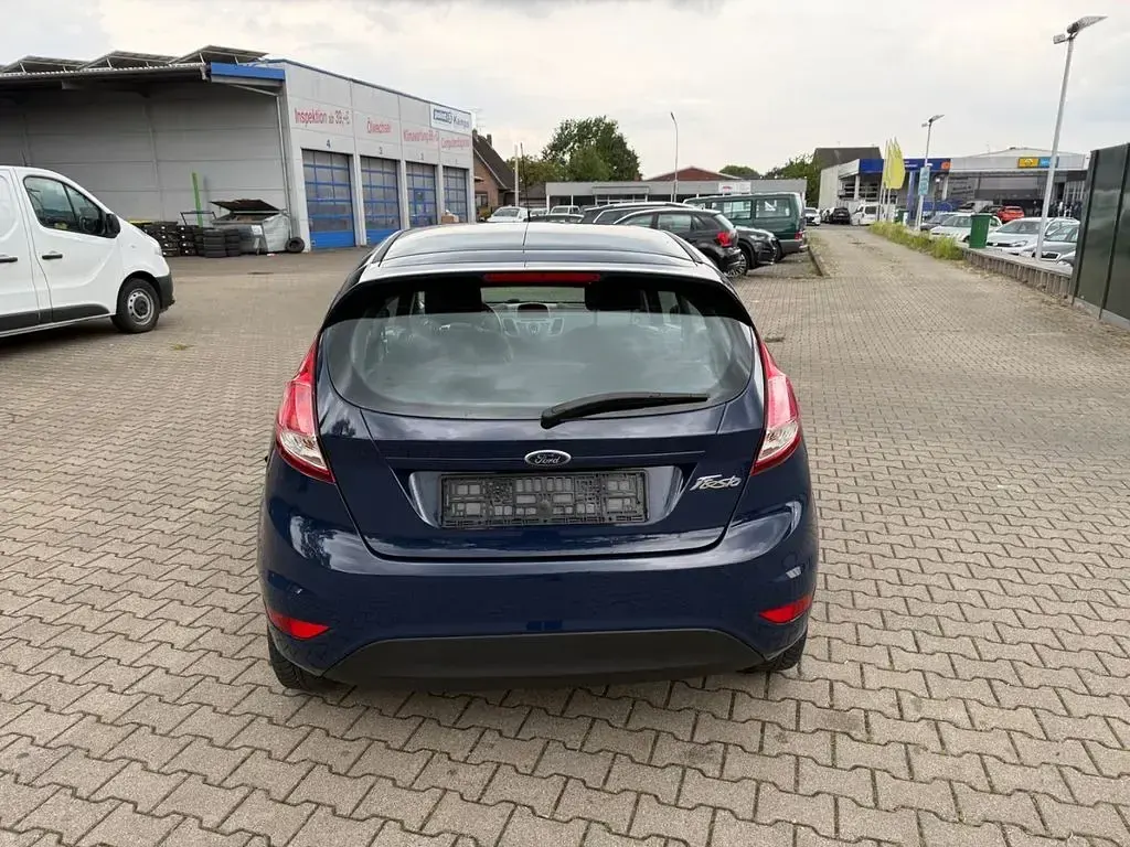 Gebraucht Ford Fiesta Ambiente 60 PS (44 kW) 2014 Blau Kleinwagen