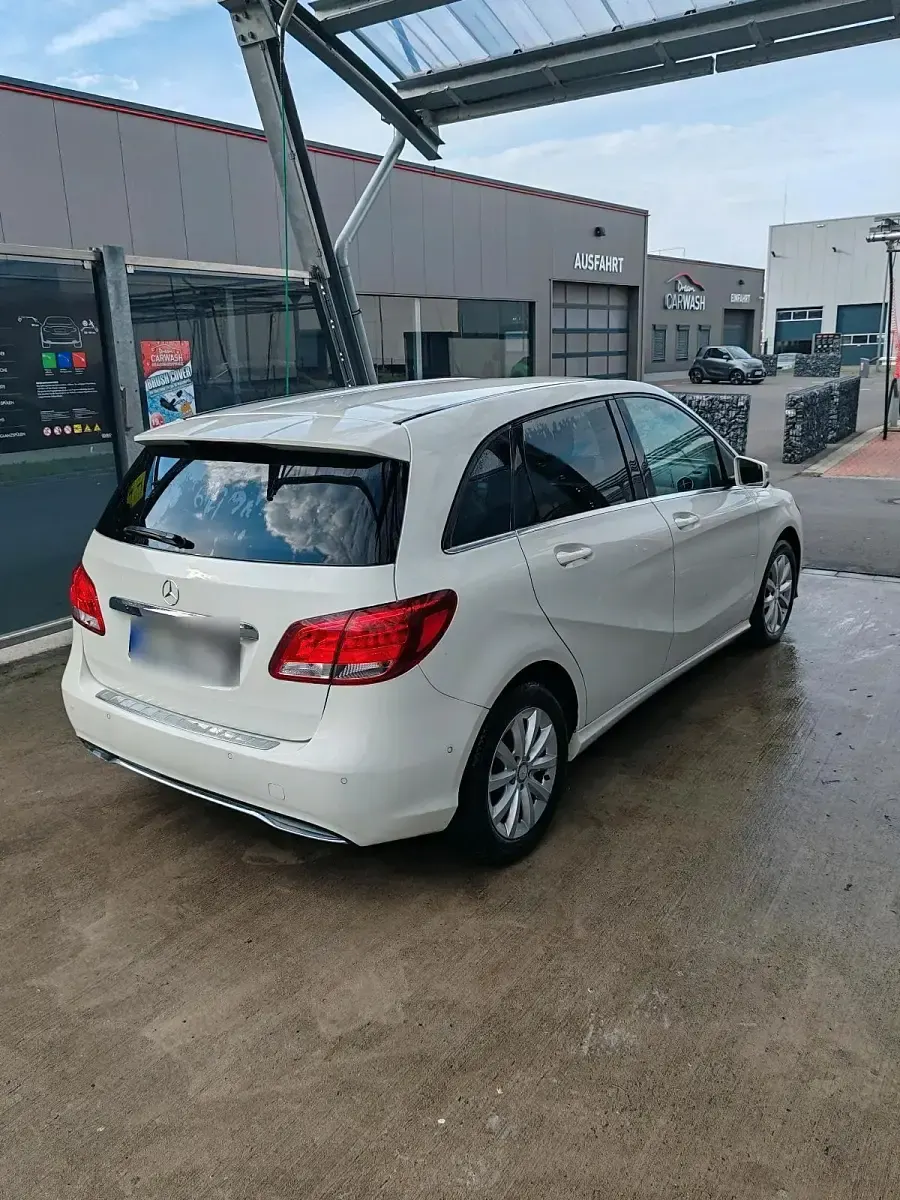 Gebraucht Mercedes B180 109 PS (80 kW) 2015 Weiß Kleinwagen
