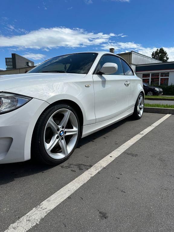 Gebraucht BMW 120 Performance 177 PS (130 kW) 2011 Weiß Kleinwagen