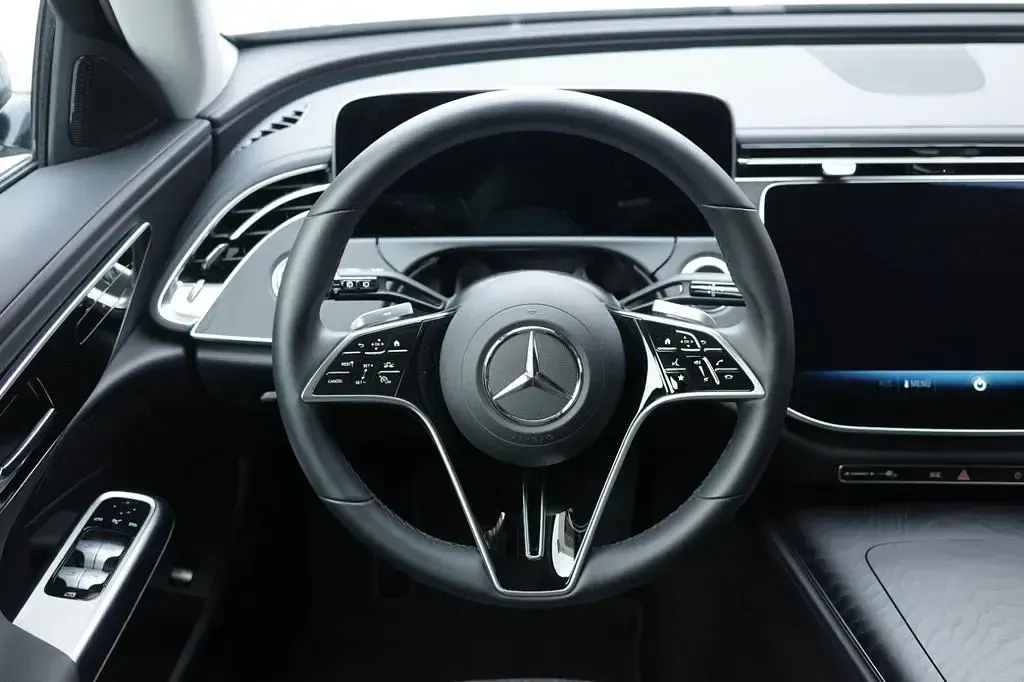 Gebraucht Mercedes E220 197 PS (144 kW) 2024 Silber Limousine