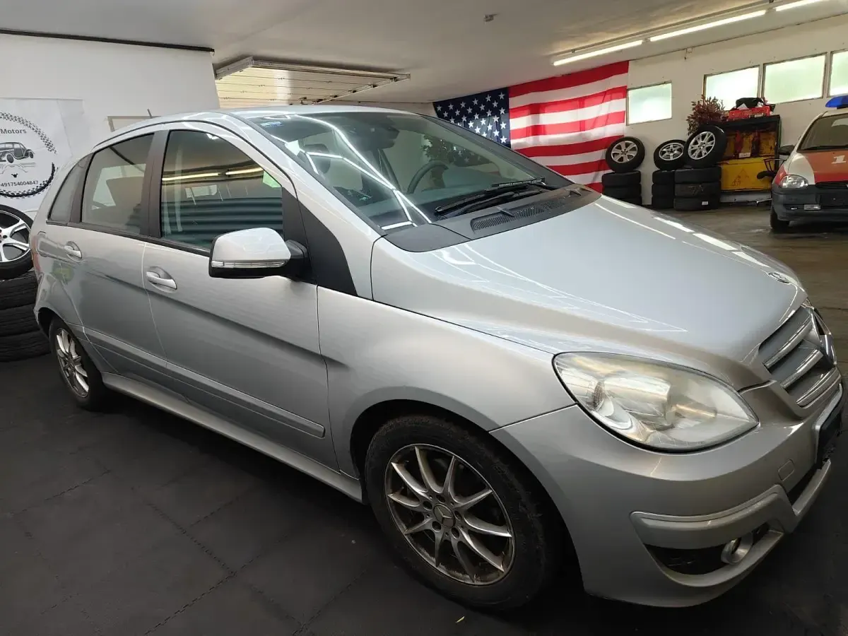 Gebraucht Mercedes B180 109 PS (80 kW) 2010 Silber Van / Kleinbus