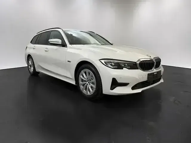Używany BMW 330e Advantage 190 KM (139 kW) 2022 Biały Kombi