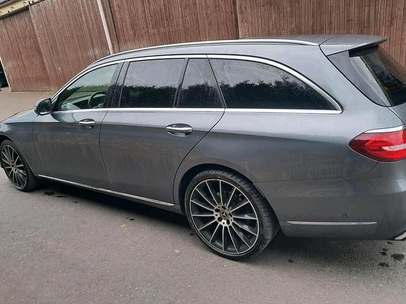 Gebraucht Mercedes E220 204 PS (150 kW) 2018 Grau Kombi
