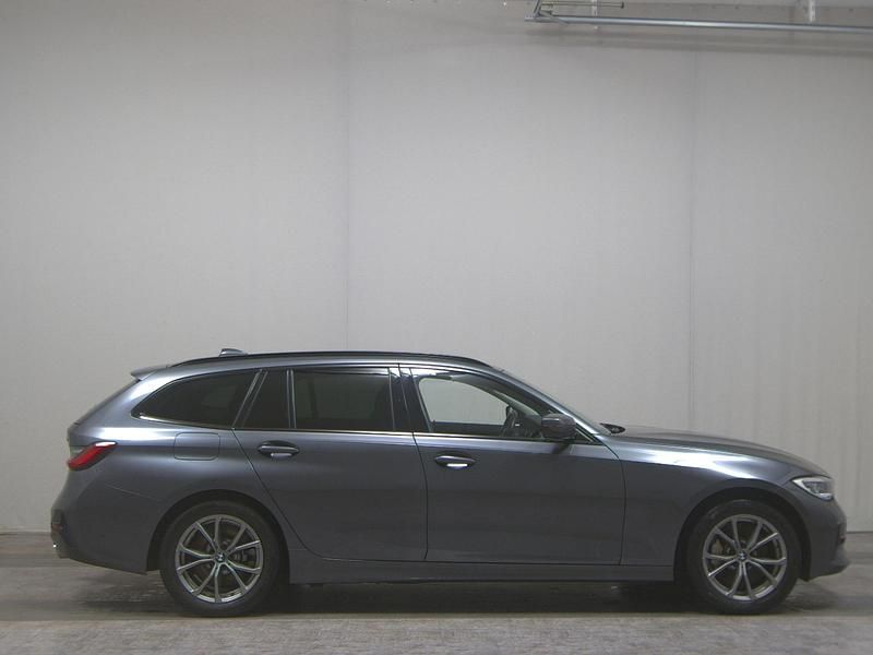 Grau Gebraucht 2021 BMW 330e Sport Line Kombi | 24.480 € (Fairer Preis) - Bild 1/4