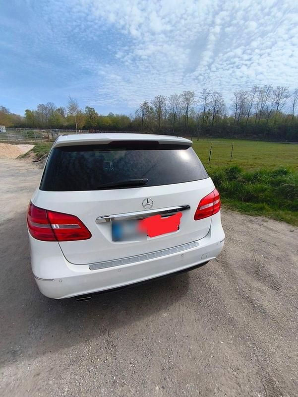 Gebraucht Mercedes B180 122 PS (89 kW) 2012 Weiß Van / Kleinbus