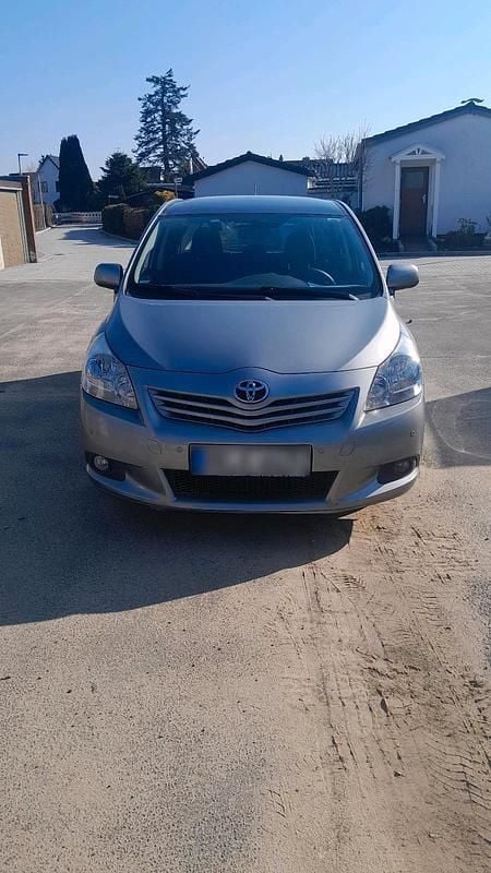 Gebraucht Toyota Verso 147 PS (108 kW) 2011 Silber Van / Kleinbus