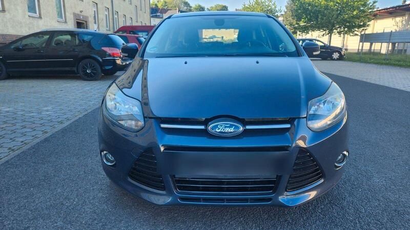 Blau Gebraucht 2011 Ford Focus Champions Edition Limousine | 3.800 € (Guter Preis) - Bild 1/4