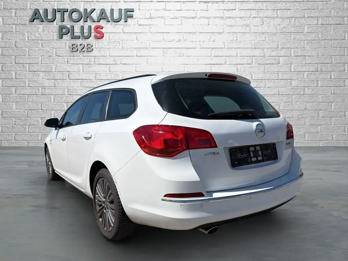 Używany Opel Astra Selection 140 KM (102 kW) 2014 Biały Kombi