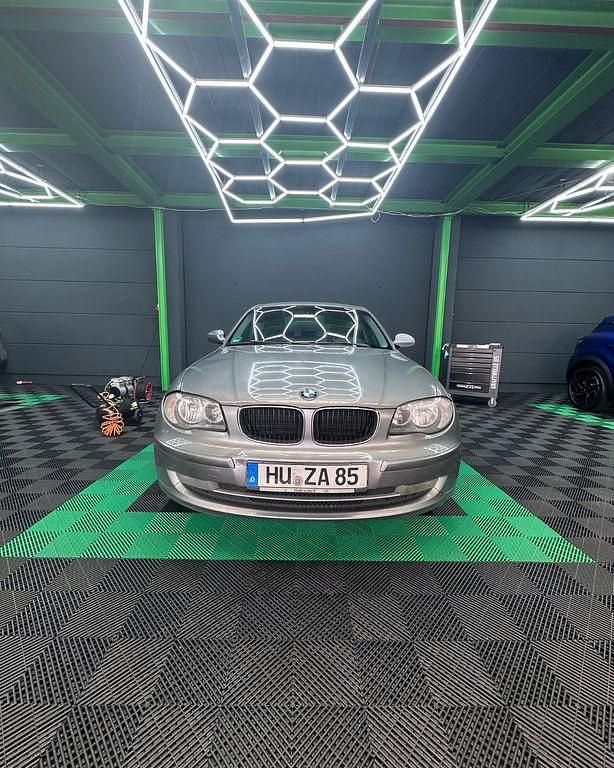 Grau Gebraucht 2009 BMW 120 Kleinwagen | 3.500 € (Fairer Preis) - Bild 1/4