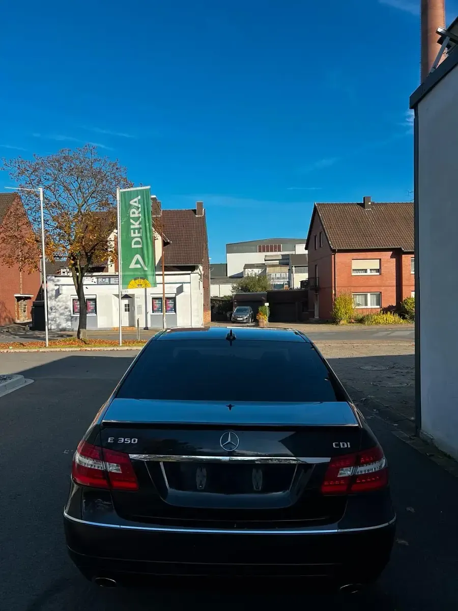 Gebraucht Mercedes E350 265 PS (194 kW) 2011 Schwarz Limousine