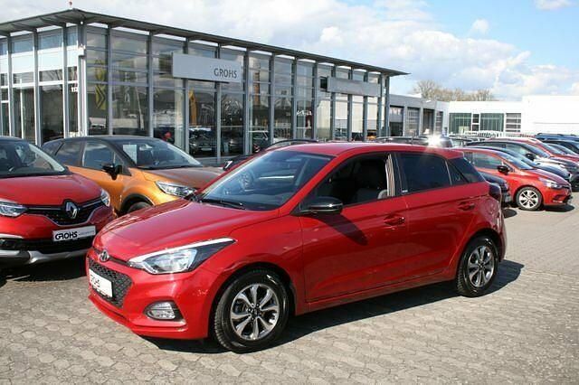 Gebraucht Hyundai i20 Advantage 84 PS (61 kW) 2020 Rot Limousine