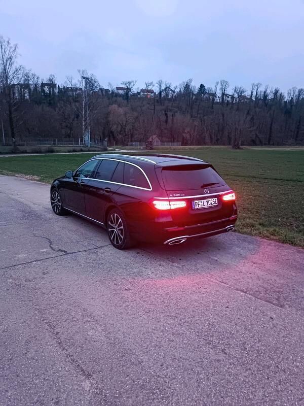 Schwarz Gebraucht 2019 Mercedes E300 Kombi | 29.900 € (Fairer Preis) - Bild 1/4