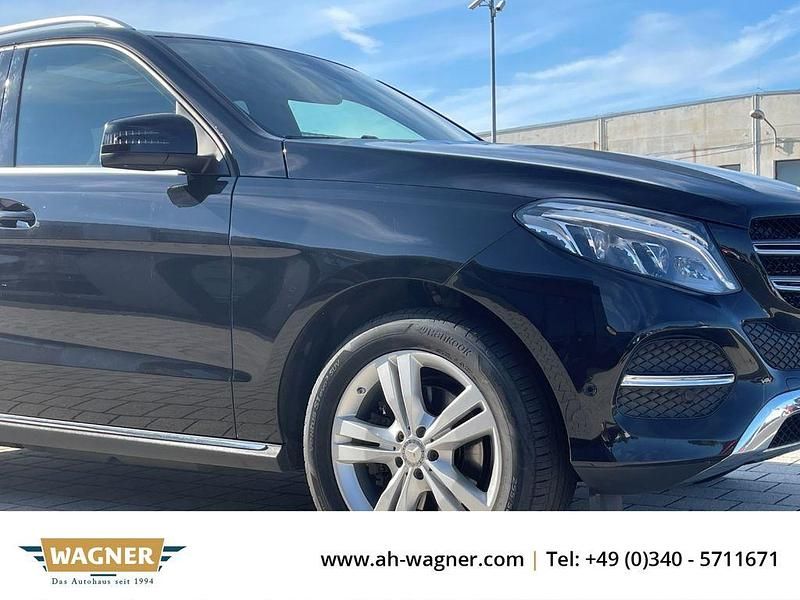 Obsidianschwarz (metallic) Gebraucht 2017 Mercedes GLE350 SUV | 35.699 € (Fairer Preis) - Bild 1/4