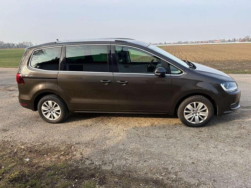 Gebraucht VW Sharan Comfortline 150 PS (110 kW) 2015 Braun Van / Kleinbus