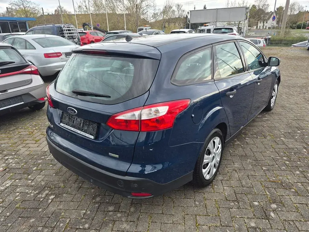 Używany Ford Focus Ambiente 101 KM (74 kW) 2014 Niebieski Sedan/Limuzyna