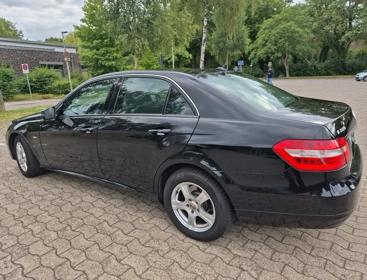 Gebraucht Mercedes E220 170 PS (125 kW) 2010 Schwarz Limousine