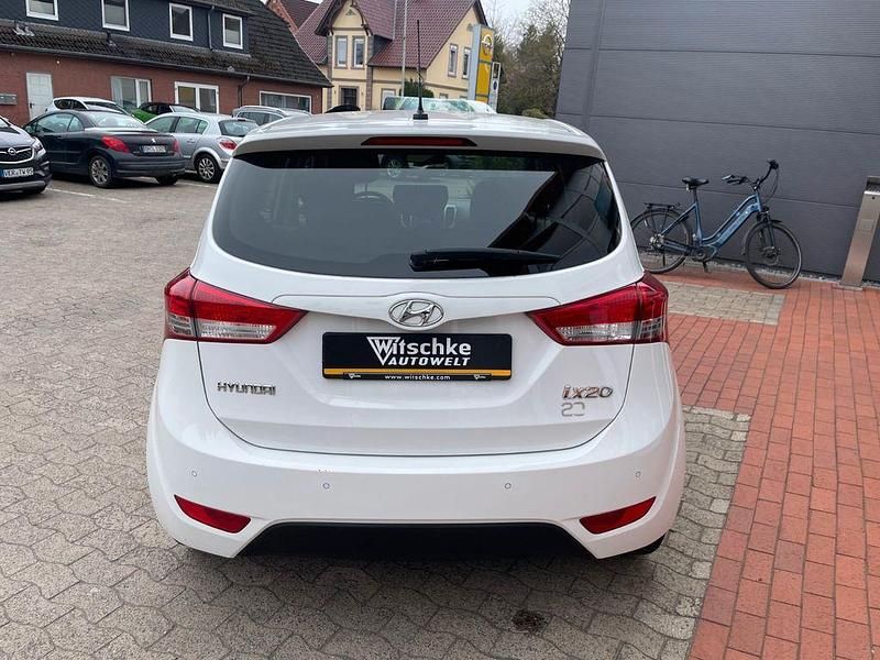 Gebraucht Hyundai ix20 Classic 90 PS (66 kW) 2012 Weiß Kleinwagen