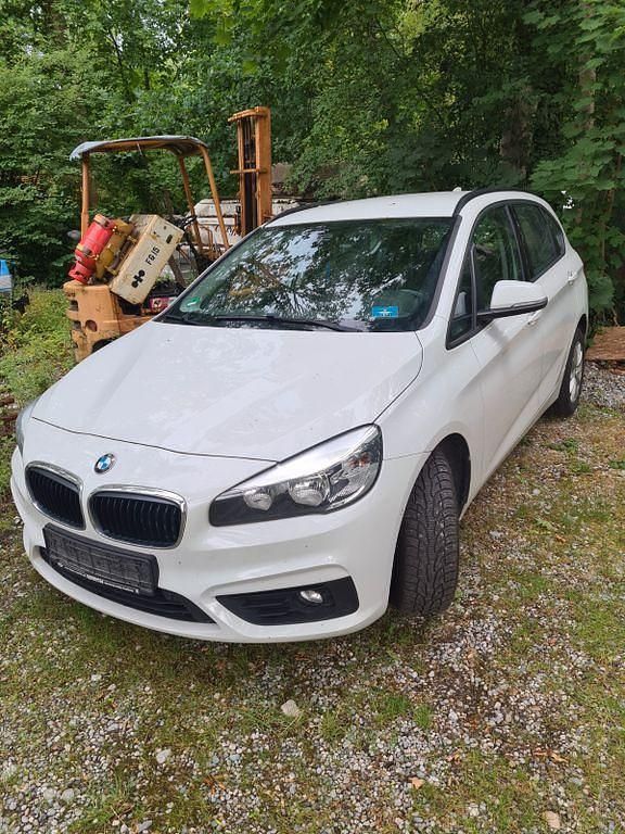Weiß Gebraucht 2016 BMW 216 Active Tourer Advantage Van / Kleinbus | 9.550 € (Guter Preis) - Bild 1/4