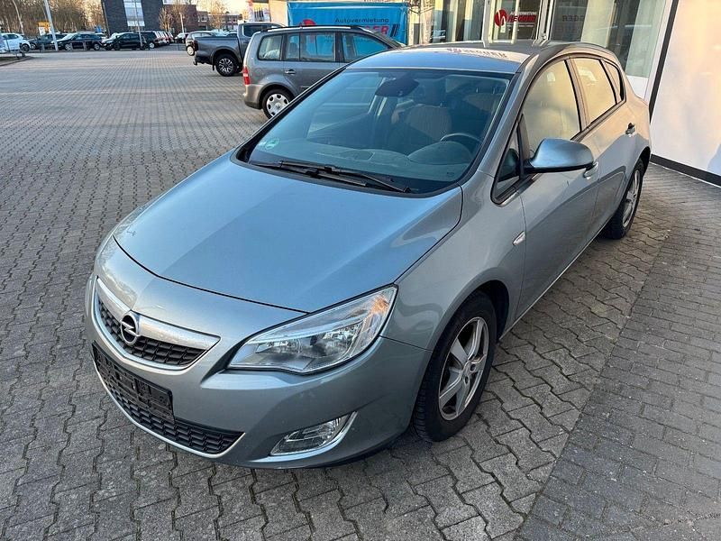 Gebraucht Opel Astra Edition 116 PS (85 kW) 2011 Silber Limousine