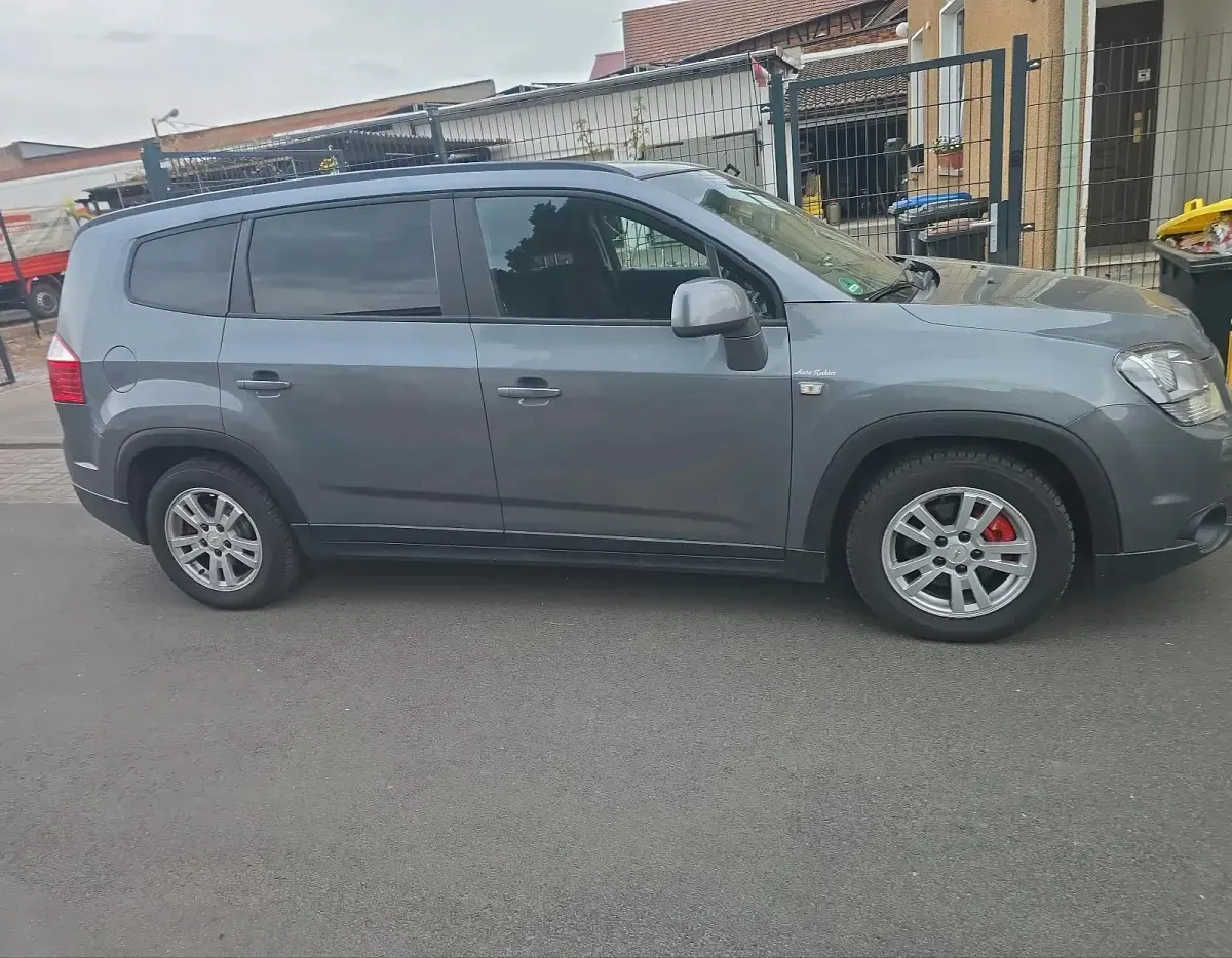 Gebraucht Chevrolet Orlando 141 PS (103 kW) 2011 Grau Van / Kleinbus