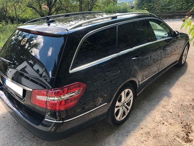 Schwarz Gebraucht 2011 Mercedes E250 Avantgarde Limousine | 6.600 € (Fairer Preis) - Bild 1/4