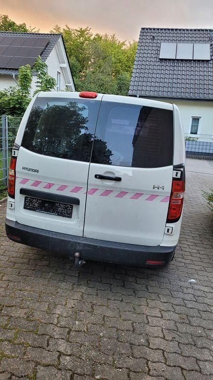 Weiß Gebraucht 2012 Hyundai H-1 Van / Kleinbus | 7.800 € (Superpreis) - Bild 1/4