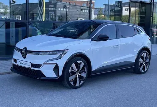 Używany Renault Megane E-Tech Techno 160 kW (218 KM) 2022 Biały Sedan/Limuzyna