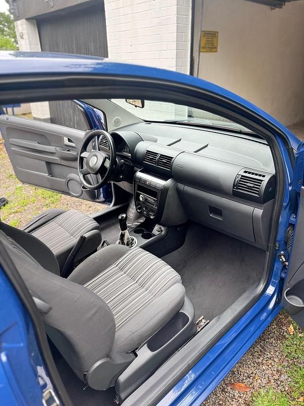 Second-hand VW Fox 74 CP (54 kW) 2005 Albastru Hatchback