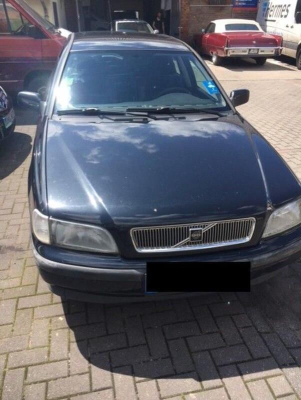 Schwarz Gebraucht 1997 Volvo V40 Kombi | 750 € - Bild 1/4