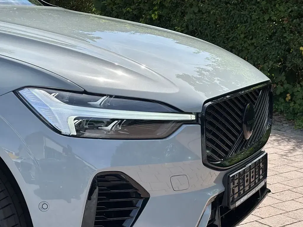 Neu Volvo XC60 Plus 310 PS (228 kW) 2025 Vapour grey SUV