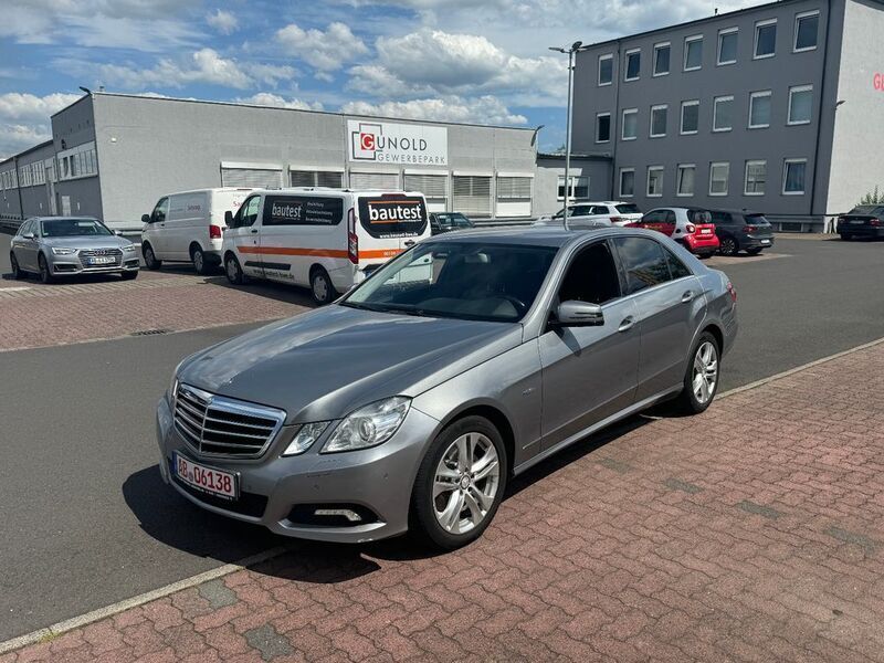 Silber Gebraucht 2010 Mercedes E250 Avantgarde Limousine | 6.590 € (Superpreis) - Bild 1/4
