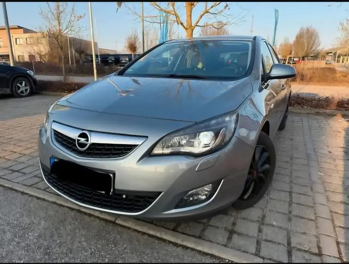 Gebraucht Opel Astra 179 PS (131 kW) 2010 Silber Kleinwagen